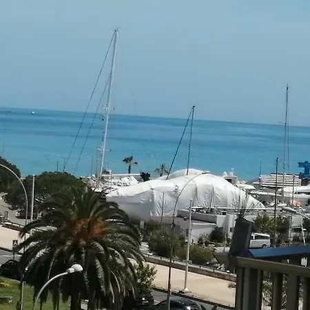 Apartment Joli Bord De Mer, Clim, Balcon, Parking Prive