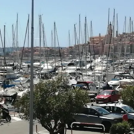 Joli Bord De Mer, Clim, Balcon, Parking Prive * Мантон