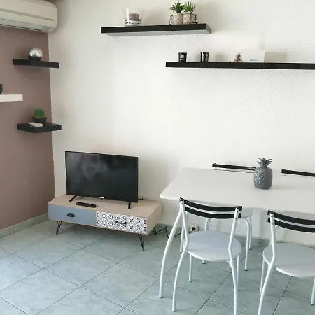 Joli Bord De Mer, Clim, Balcon, Parking Prive Мантон